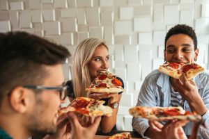 amici in pizzeria